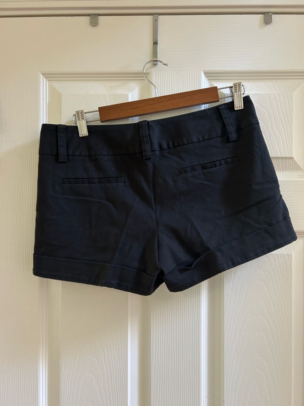 Alice + Olivia Cady Short in Black Size 6 - Picture 7 of 11